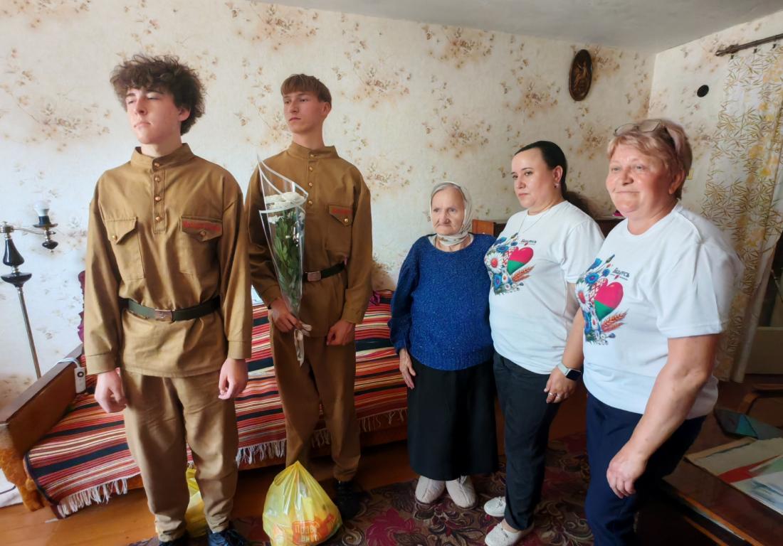 В гости к ребенку войны с поздравлениями пришли учащиеся поискового отряда 